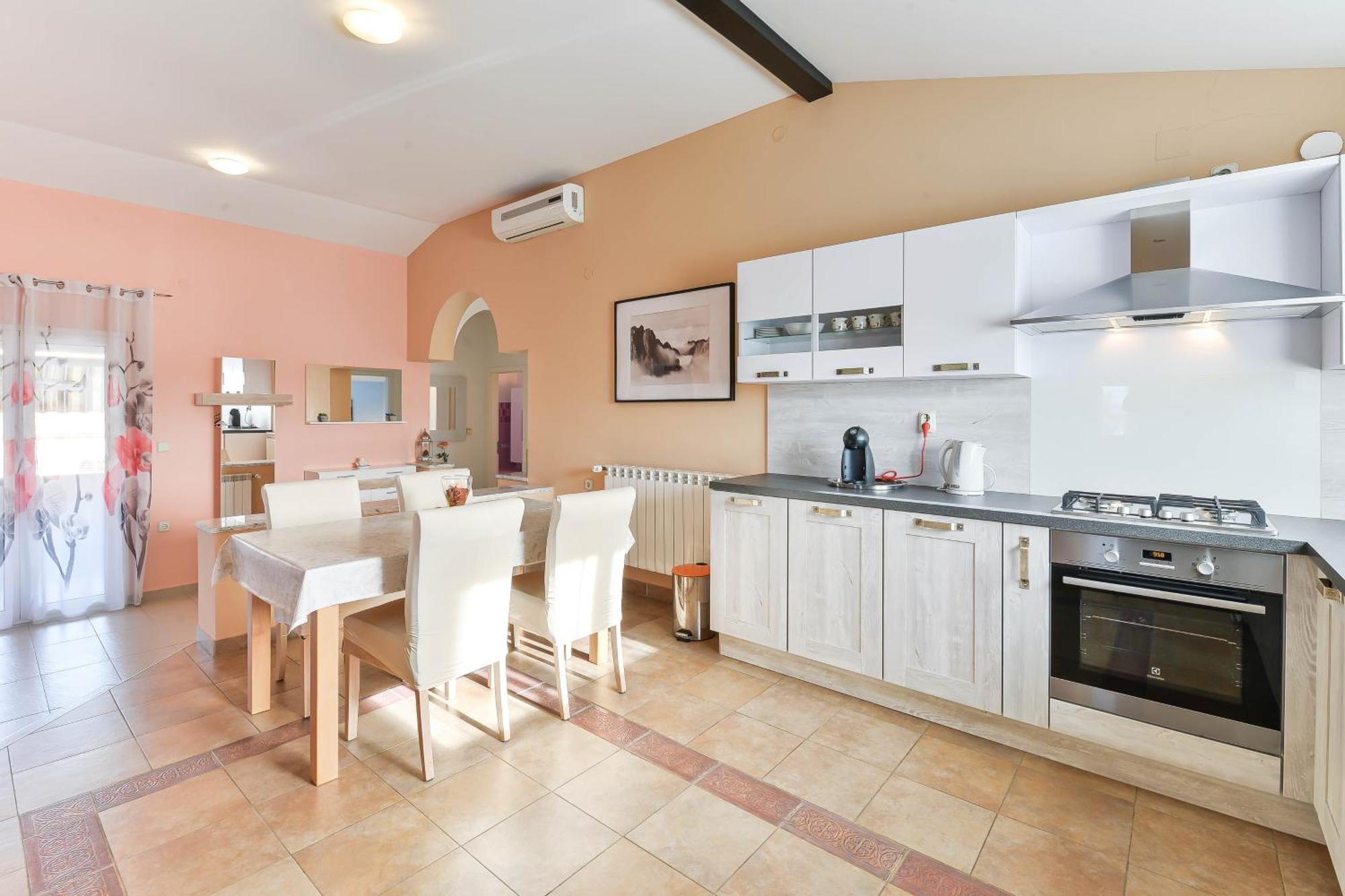 Family Friendly With A Swimming Pool - 16336 Lägenhet