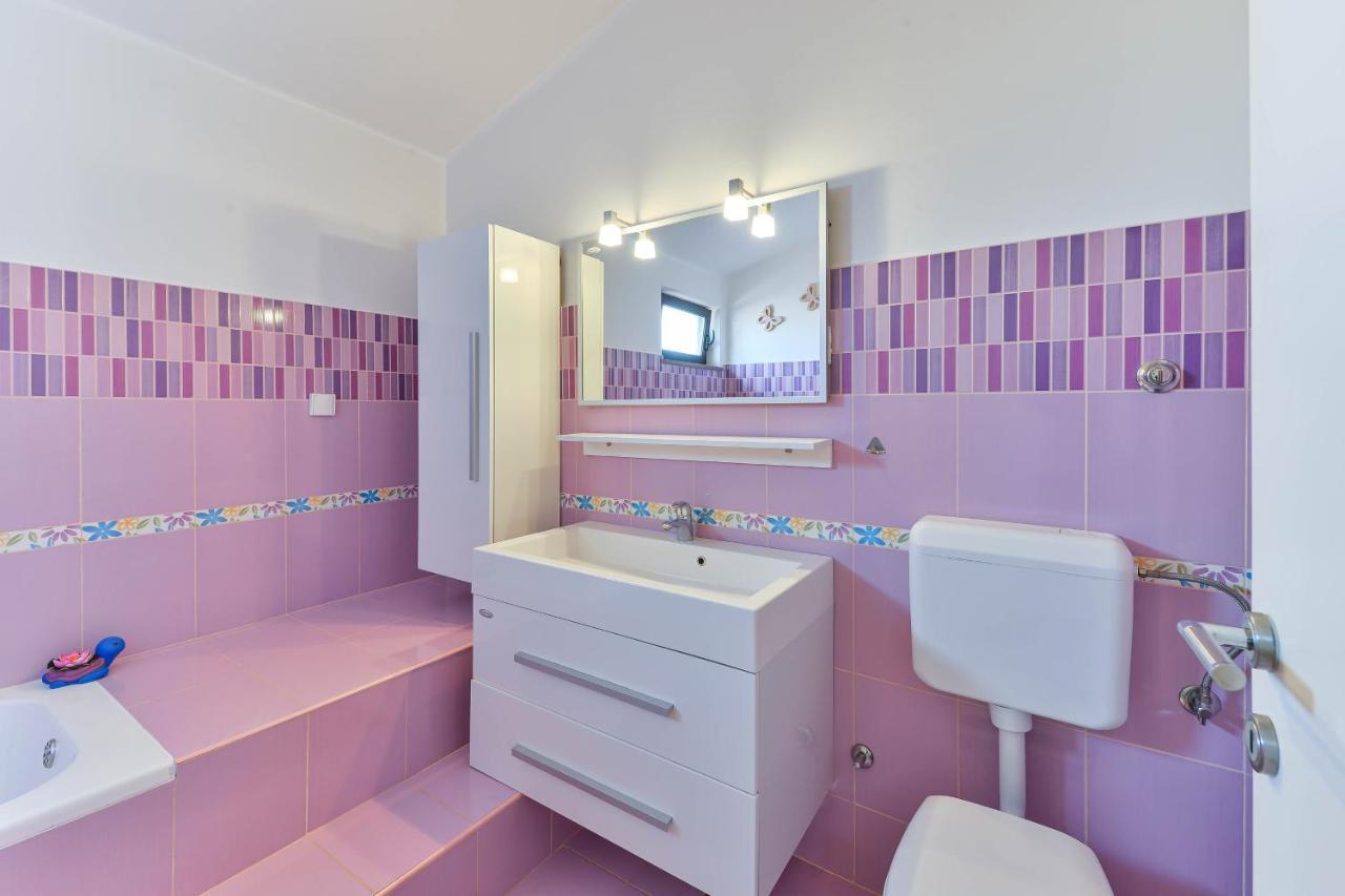 Apartman Family Friendly With A Swimming Pool - 16336 Zadar